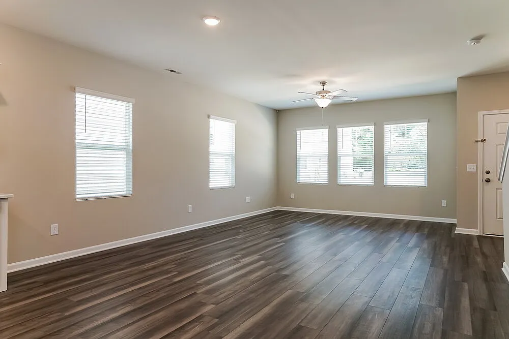 3 bed, 2.5 bath, 1590 sqft, $1,705 — Photo 4