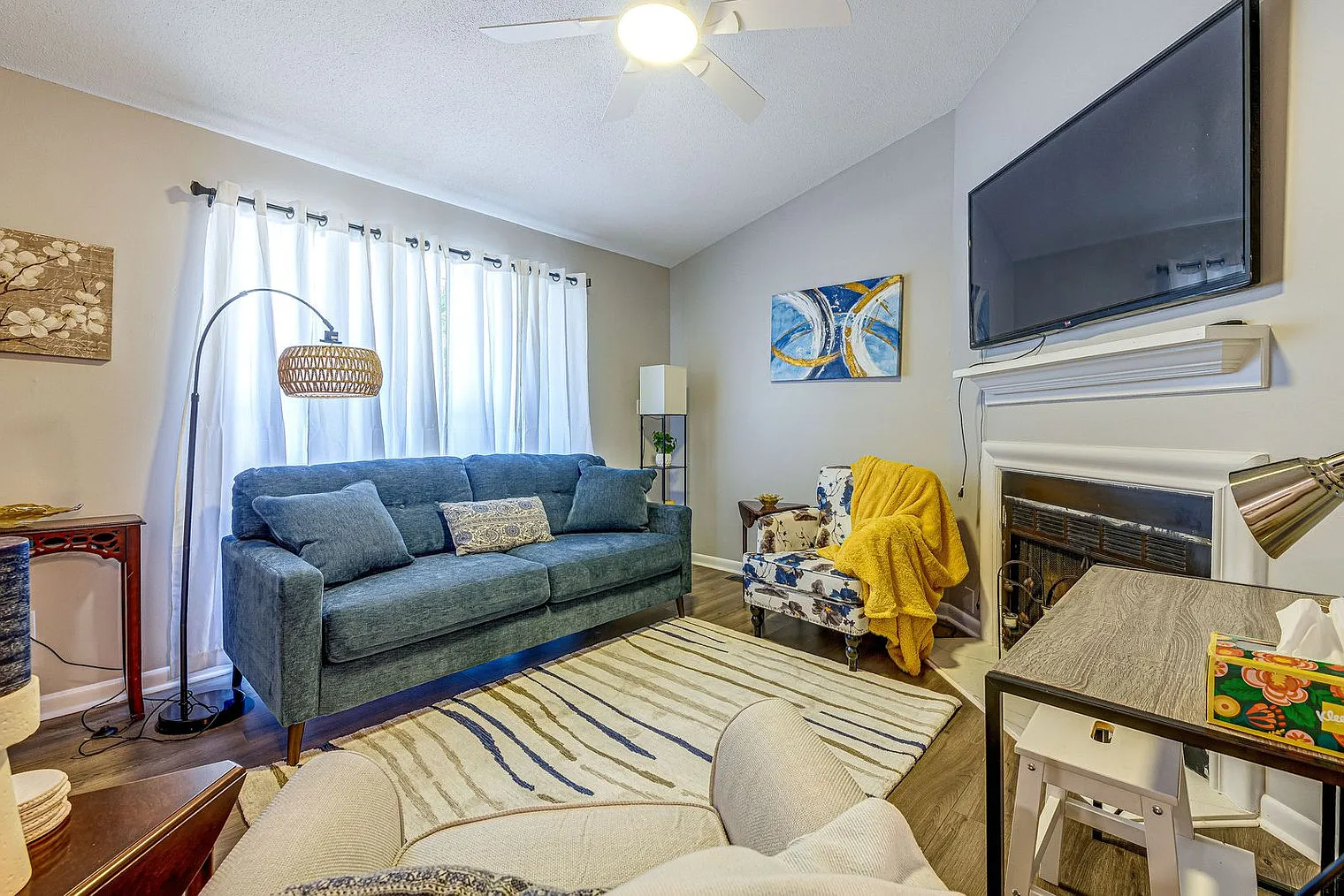 2 bed, 2.0 bath, 893 sqft, $2,247 — Photo 3