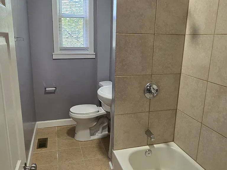 2550 W Pratt St — Photo 8