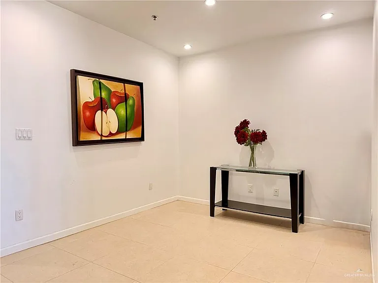 813 Travis St #207 — Photo 17