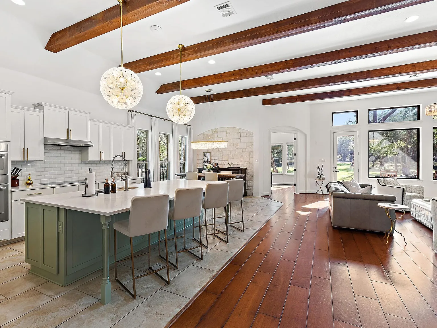 3 bed, 2.5 bath, 2951 sqft, $5,200 — Photo 2