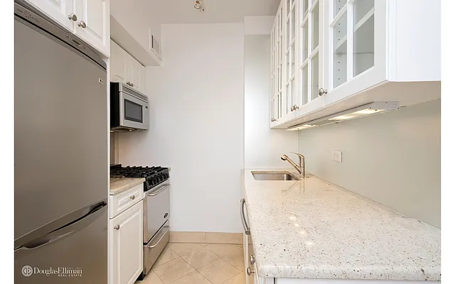 Rented by Douglas Elliman | media 3