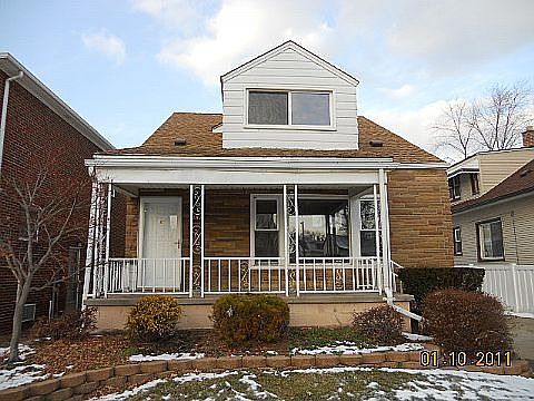 1st image of 182 S Riverbank St