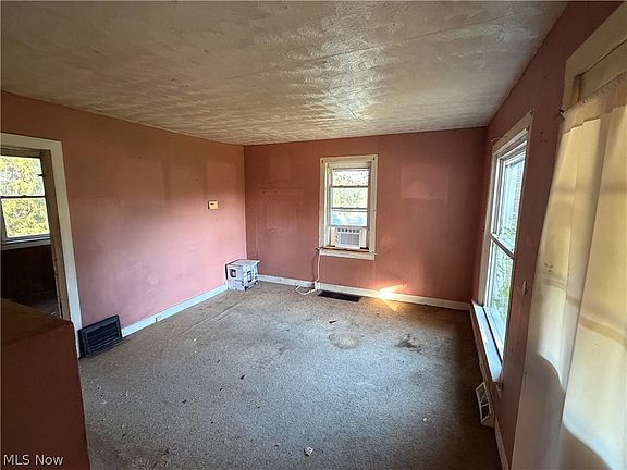 4th image of 2581 Saxe Rd