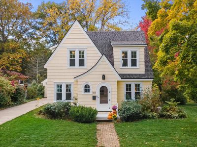 569 Greenland AVENUE, Oconomowoc, WI, 53066