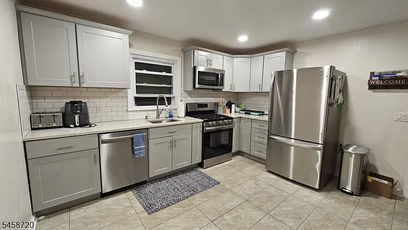 3 bed, 2.0 bath, $3,000 — Photo 1