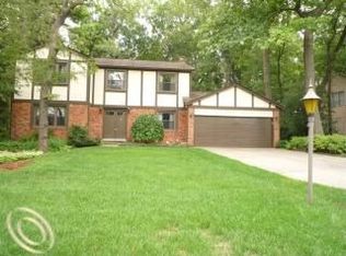 2637 Saturn Dr, Lake Orion, MI 48360