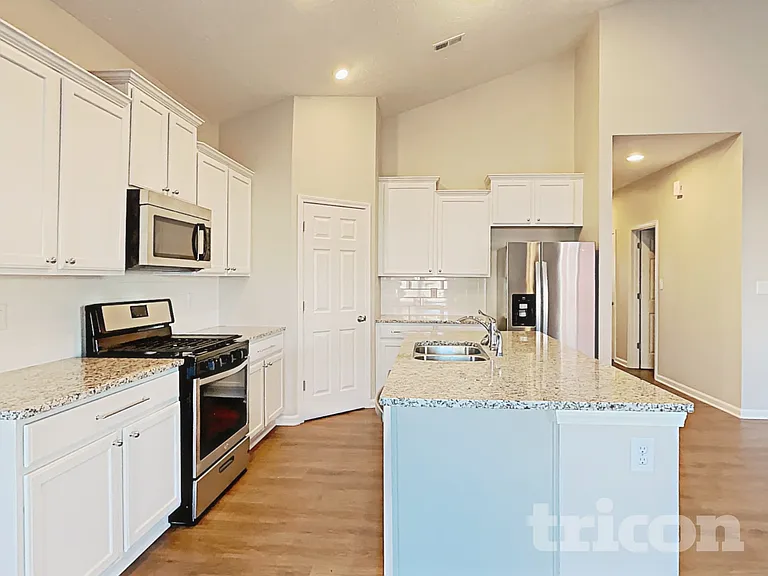 6646 Laurelwood Dr — Photo 4