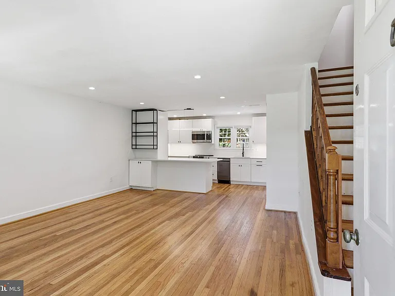 465 Hampton Ct #115 — Photo 4