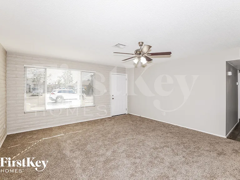 7646 N 37th Ave — Photo 2