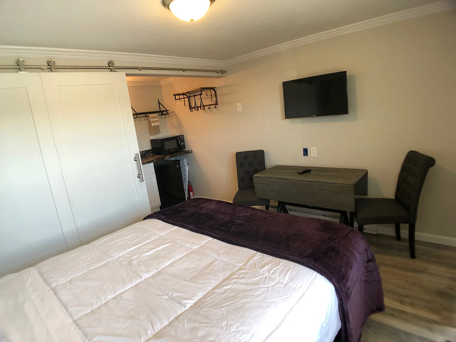 Studio, $995 — Photo 3