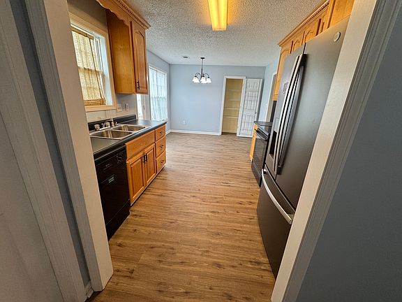 5th image of 502 Dorothy Ct