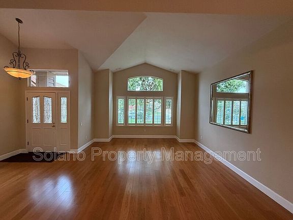 4th image of 685 Hillcrest Cir