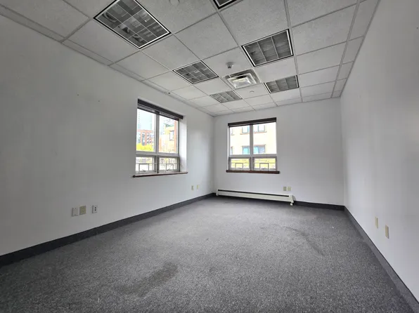 47-18 Vernon Boulevard image 3 of 4