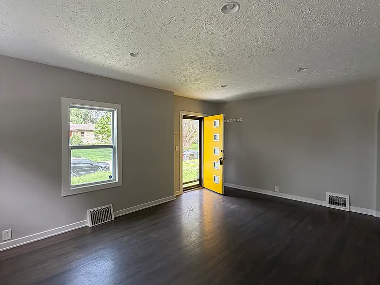 3927 Martha St — Photo 2