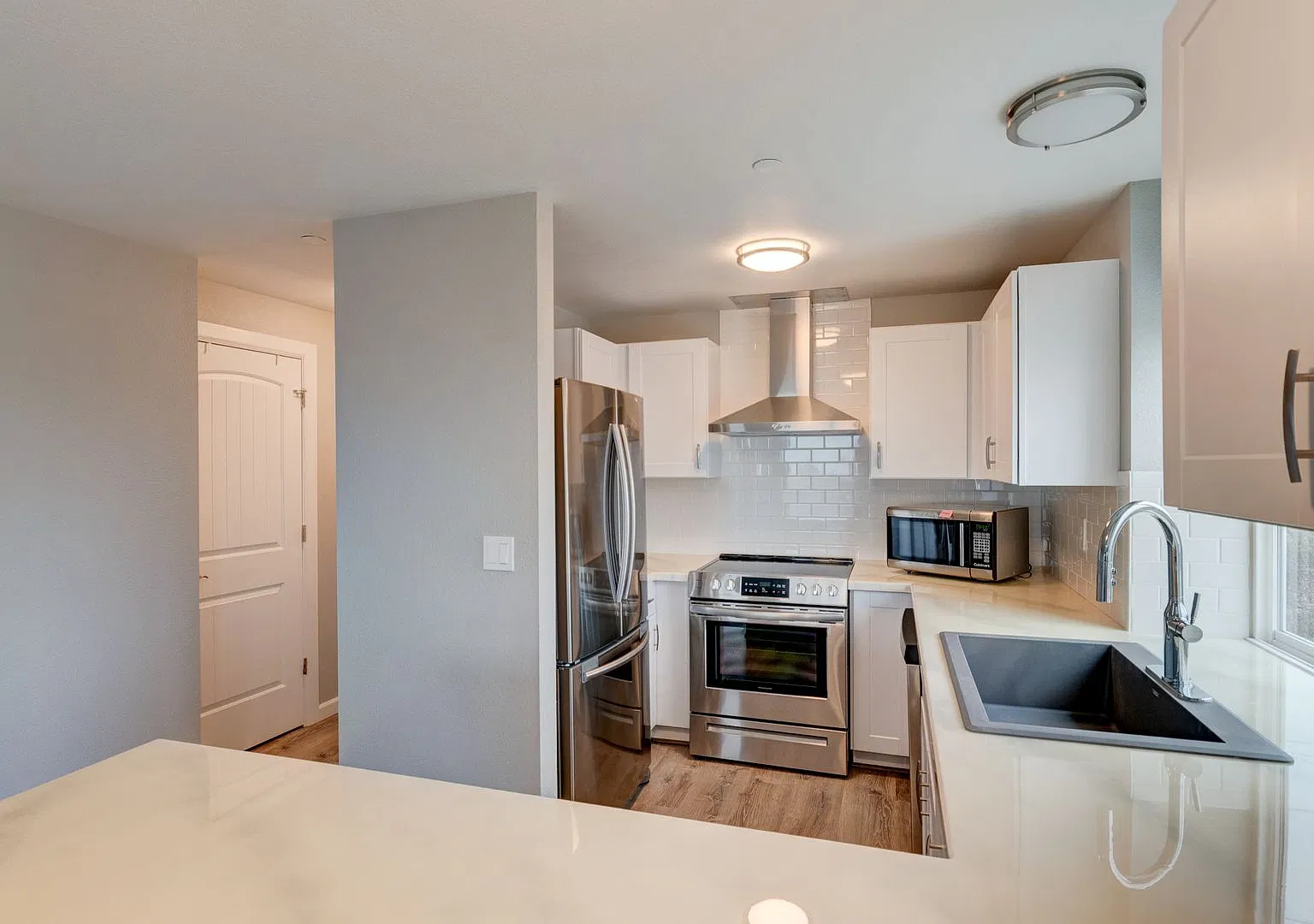 Beautifully updated 2 bed, 2 bath Condo in Pointe Of View — Photo 4