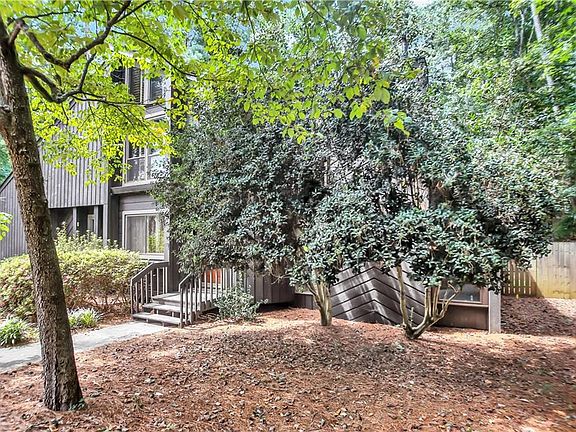 4th image of 210 Hollyberry Ln
