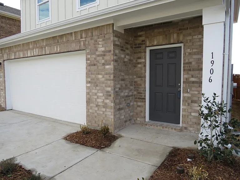 1906 Chapel Hill Rd — Photo 5