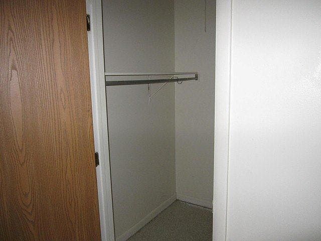 walk in bedroom 
closet
