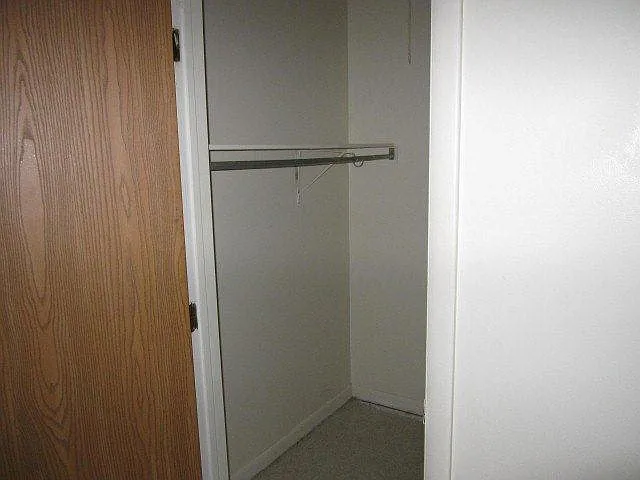 walk in bedroom 
closet