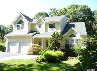 265 Old Commack Rd, Kings Park, NY 11754