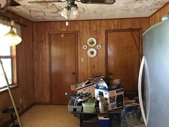 4th image of 811 E 1st St