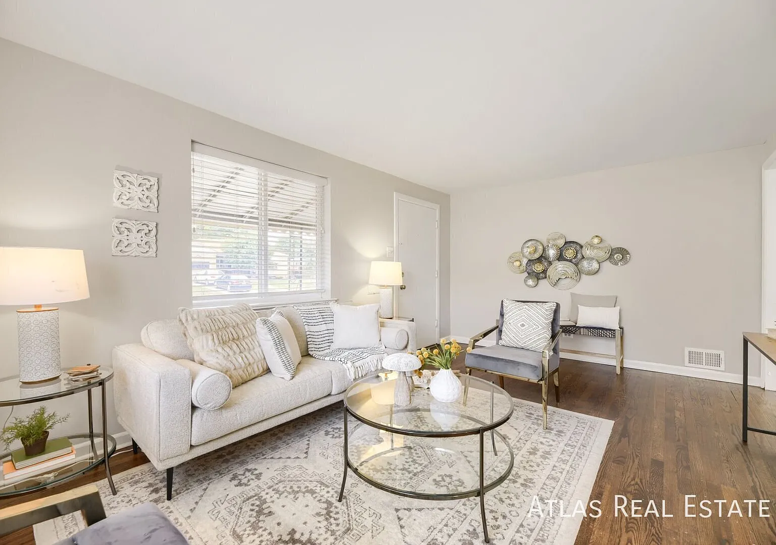 2 bed, 1.0 bath, 786 sqft, $2,410 — Photo 3