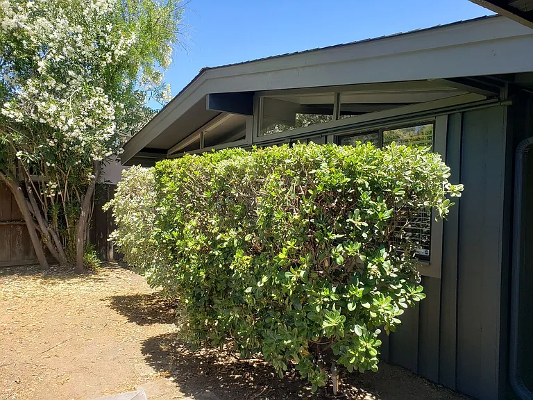 10400 Johnson Ave — Photo 2