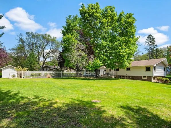 1125 Oakview Ln N, Plymouth, MN 55441