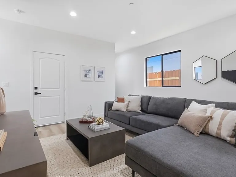 4421 Phelan Ave — Photo 3