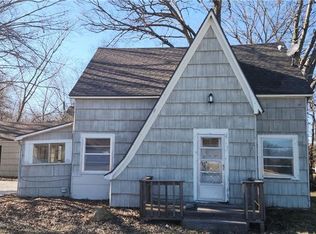 202 S Metcalf Rd, Louisburg, KS 66053