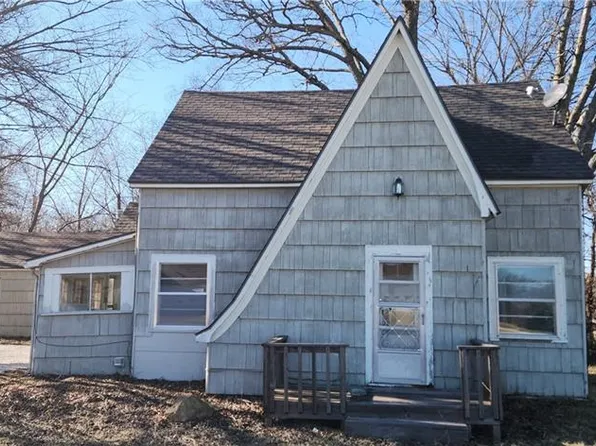 202 S Metcalf Rd, Louisburg, KS 66053