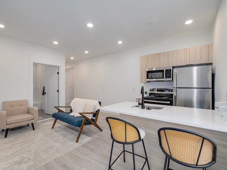 2400 E Huntingdon St — Photo 1