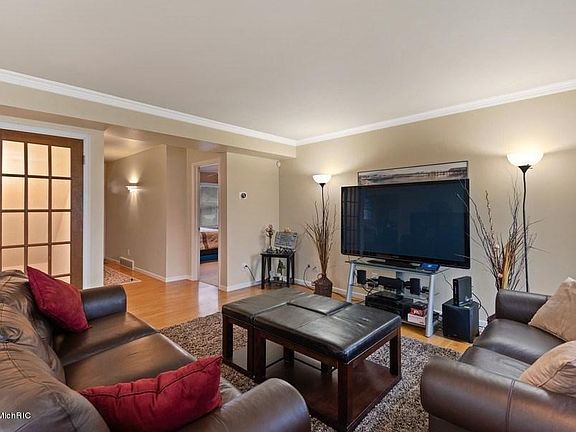 3rd image of 1339 Margaret Pl