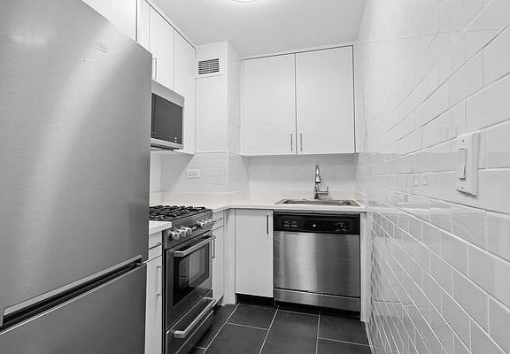 4th image of 405 E 56th St APT 12a