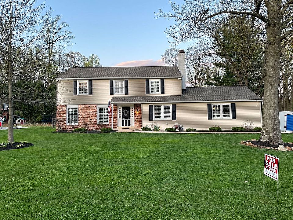1st image of 15 Pinewood Dr