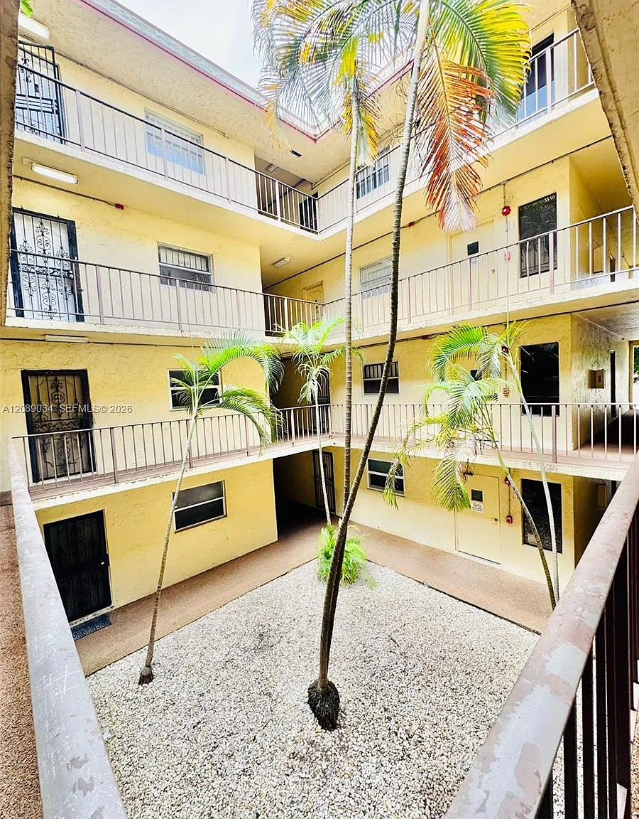 Capri Gardens Condo — Photo 2
