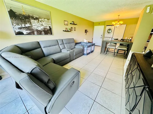 8870 Fontainebleau Blvd APT 207, Miami, FL 33172
