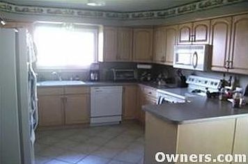 Kitchen-plenty of cabinet space