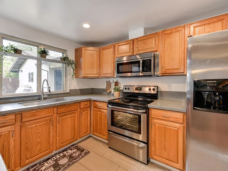 6237 Louth Way — Photo 7