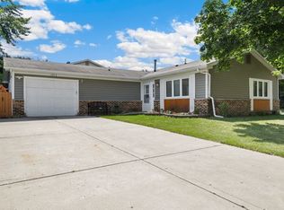 1695 Castaway Ln, Hoffman Estates, IL 60192