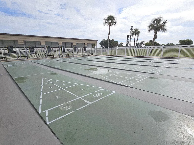 Shuffle board
