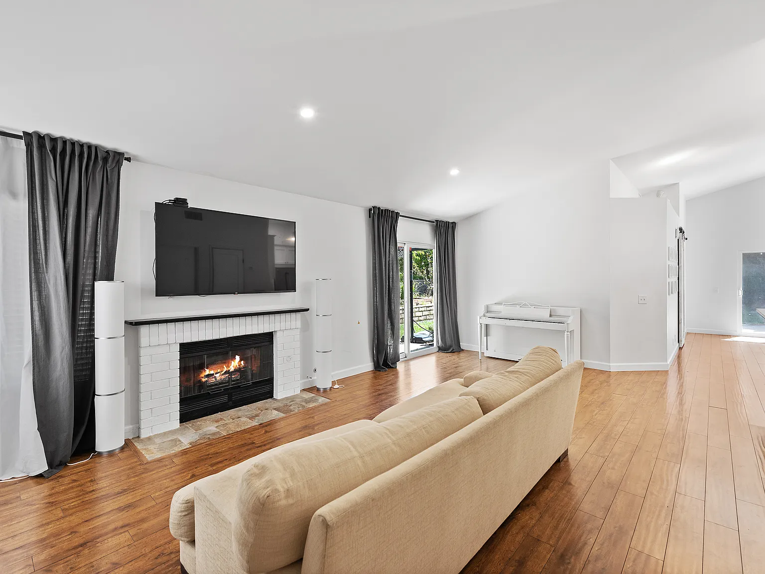 3 bed, 1229 sqft, $3,995 — Photo 3