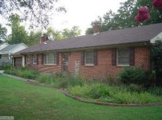 2812 Pine Lake Dr, Greensboro, NC 27407