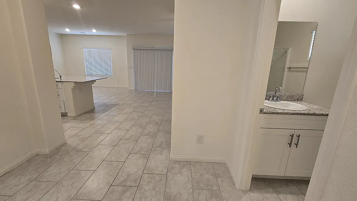 5 bed, 2660 sqft, $2,950 — Photo 4