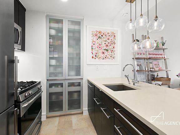 4th image of 212 W 72nd St #5G