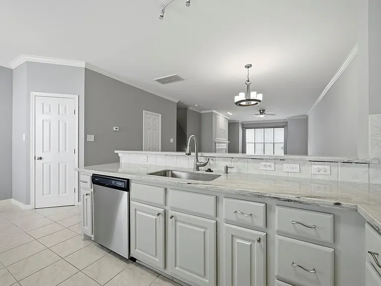 2913 Crawford St — Photo 13
