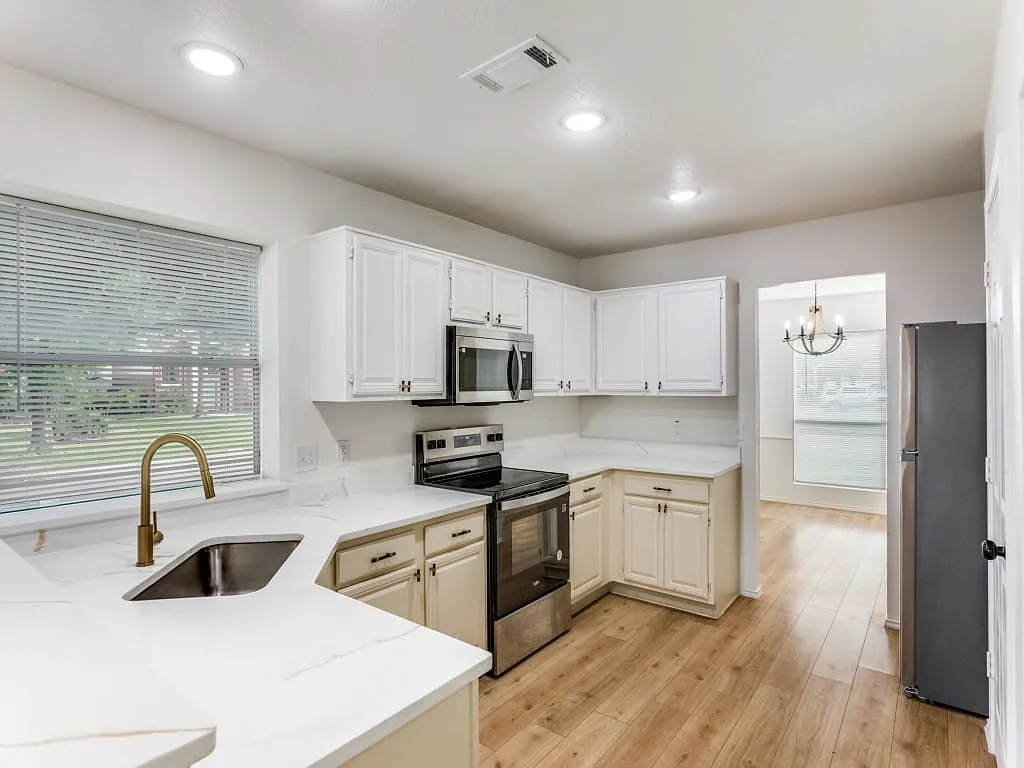 4 bed, 2.5 bath, 2472 sqft, $2,600 — Photo 4