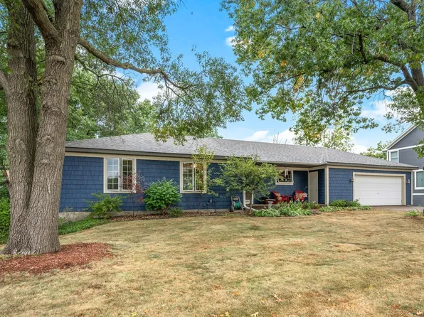 715 Woodcrest Dr N, Hudson, WI 54016