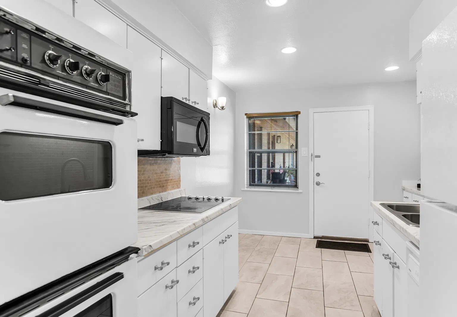 3 bed, 1301 sqft, $2,300 — Photo 2